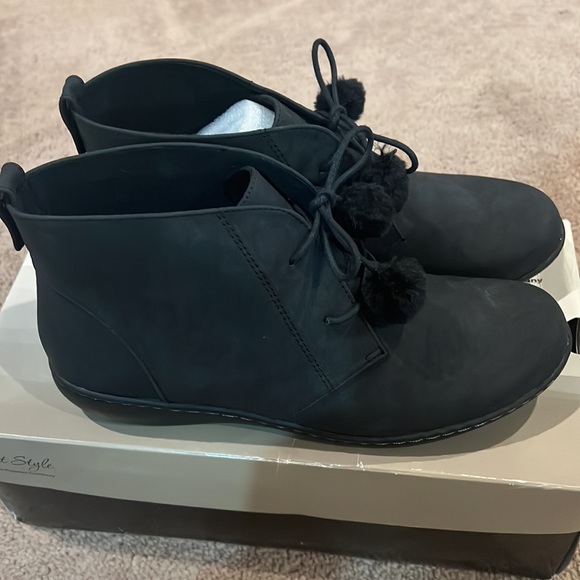Women’s Soft Style Jinger Black Nubuck Booties - Picture 2 of 5